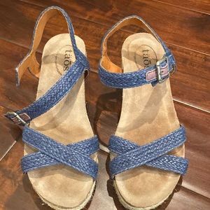Taos leather espadrille style wedge. Navy. Super comfy great condition.